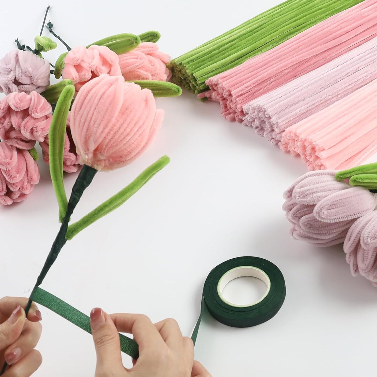 Rosa Tulip Bouquet Pfeifenreiniger Set, 400 Stück Pfeifenputzer zum Basteln 4 Farben Pipe Cleaner mit 20 Stück Grünem Bastelfaden, Geschenkband, Klebeband(Dunkelrosa, Mittelrosa, Hellrosa)